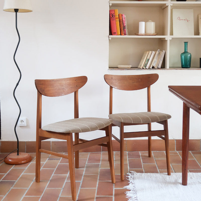 Paire de chaises scandinaves Farstrup en teck, modèle 210, avec assise en tissu beige à fines rayures, design danois des années 60.