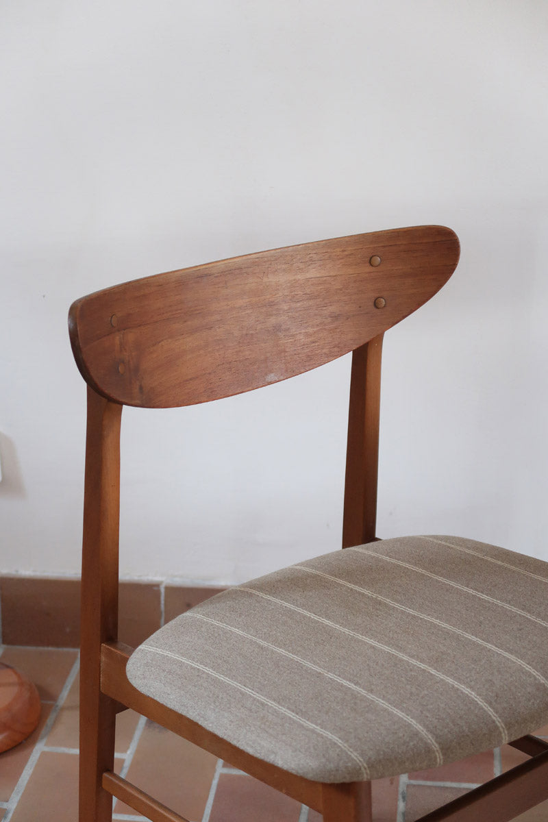 Paire de chaises scandinaves Farstrup en teck, modèle 210, avec assise en tissu beige à fines rayures, design danois des années 60.