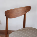 Paire de chaises scandinaves Farstrup en teck, modèle 210, avec assise en tissu beige à fines rayures, design danois des années 60.