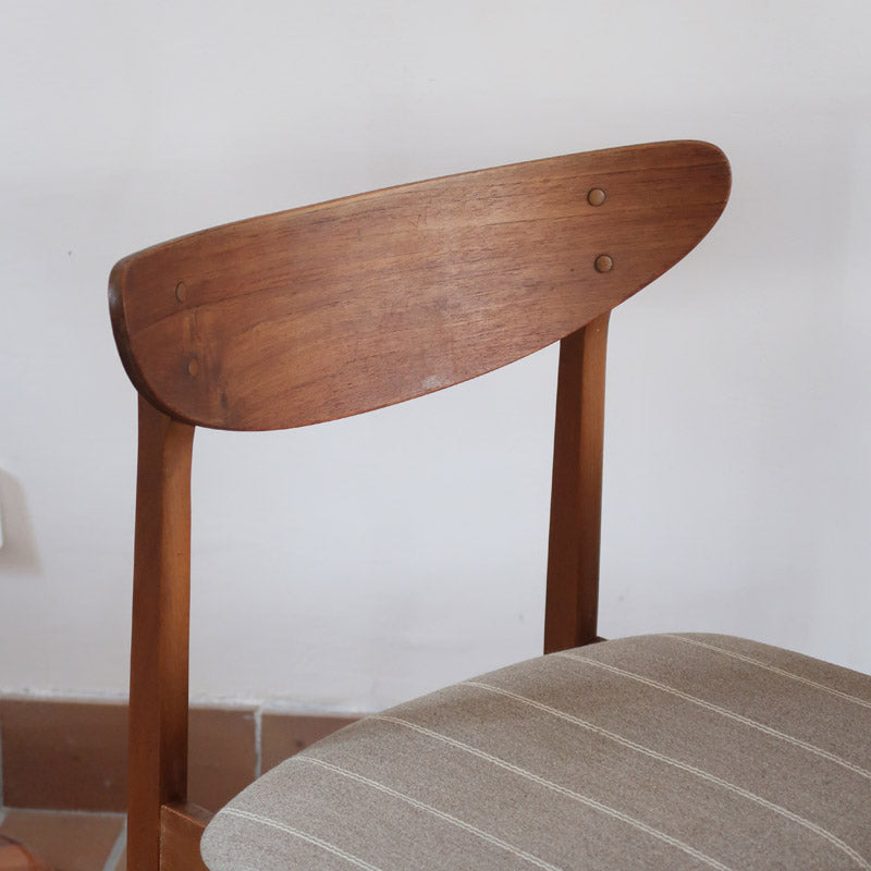 Paire de chaises scandinaves Farstrup en teck, modèle 210, avec assise en tissu beige à fines rayures, design danois des années 60.