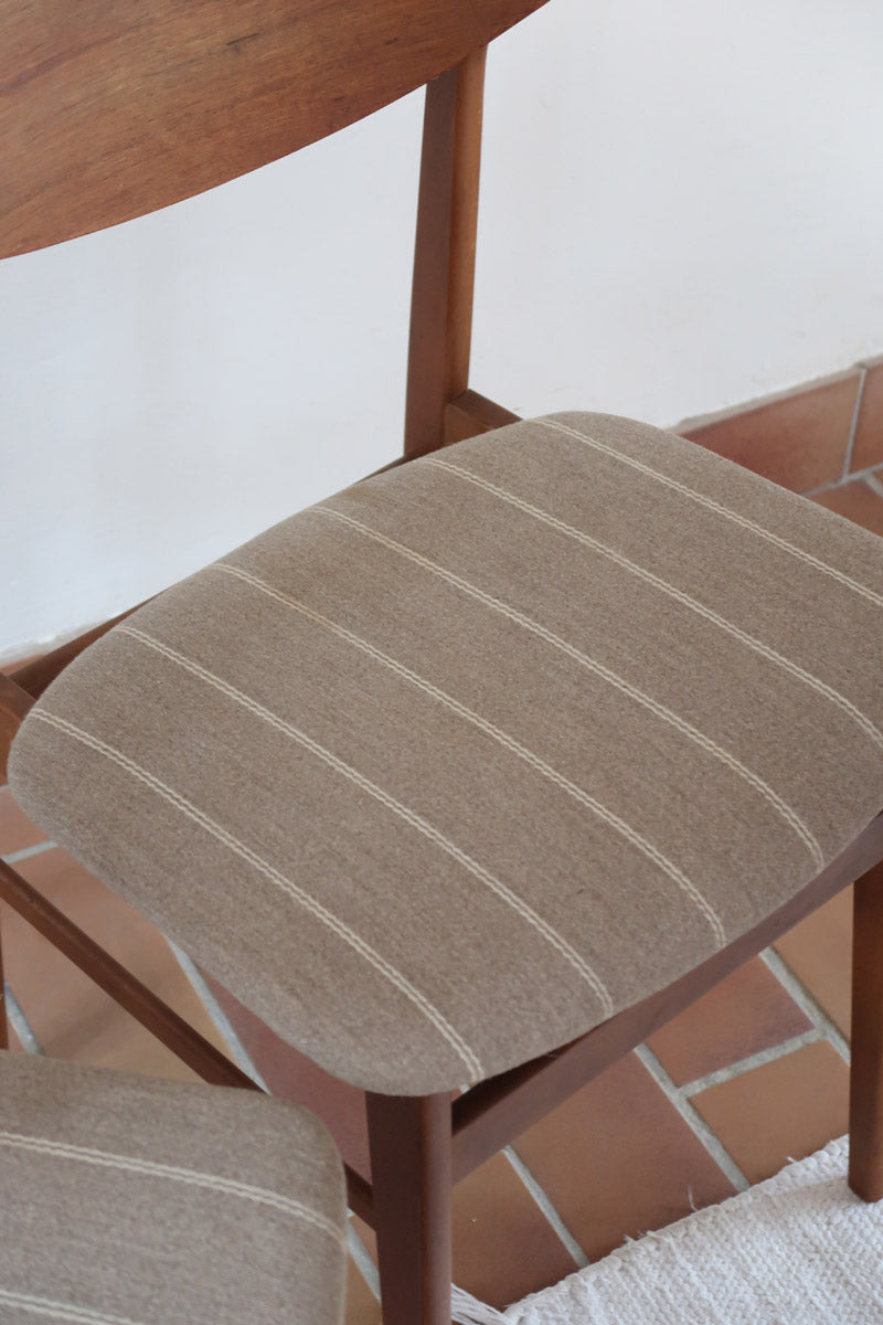 Paire de chaises scandinaves Farstrup en teck, modèle 210, avec assise en tissu beige à fines rayures, design danois des années 60.