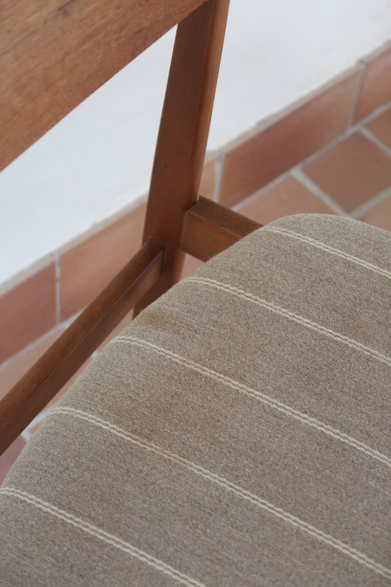 Paire de chaises scandinaves Farstrup en teck, modèle 210, avec assise en tissu beige à fines rayures, design danois des années 60.