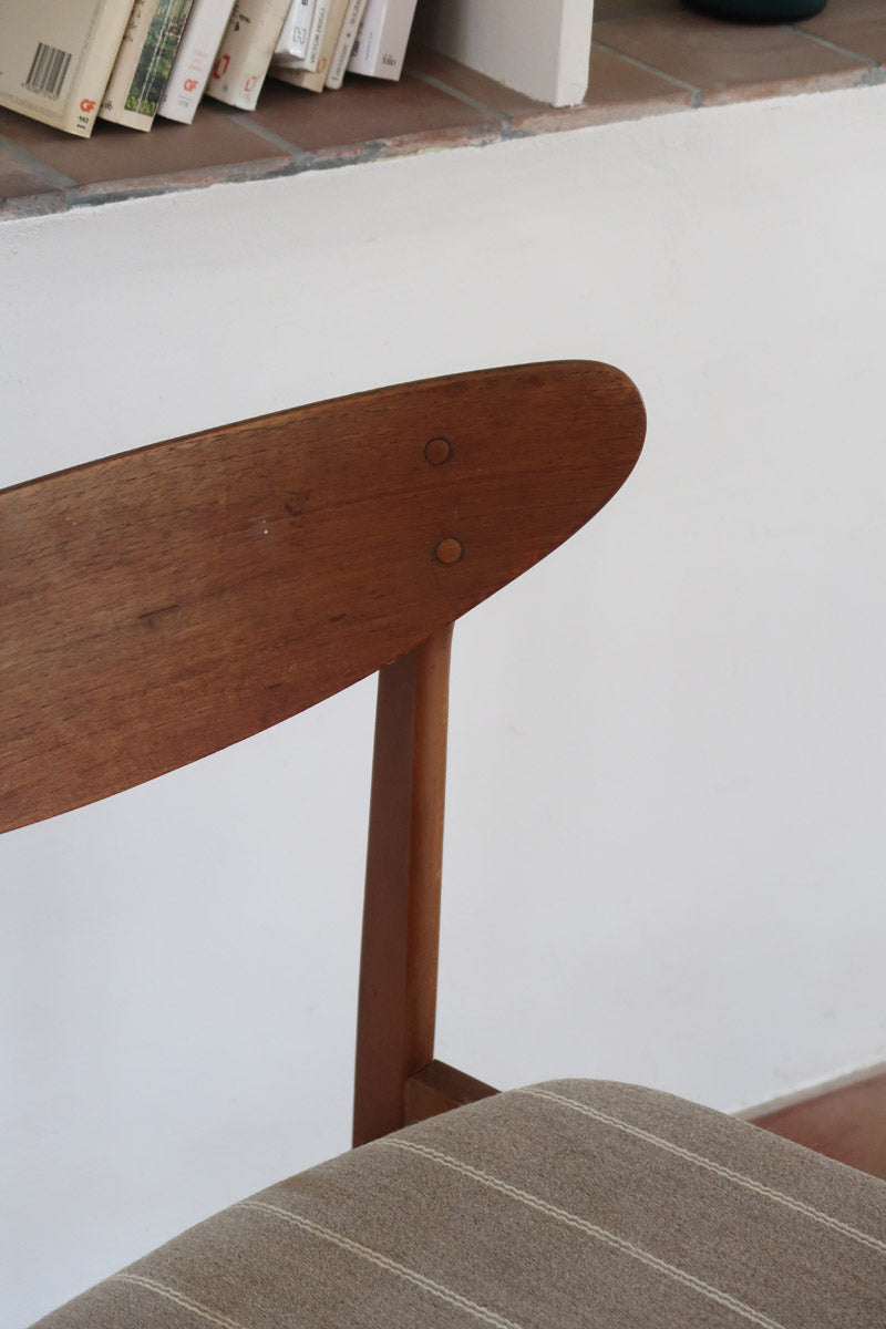 Paire de chaises scandinaves Farstrup en teck, modèle 210, avec assise en tissu beige à fines rayures, design danois des années 60.