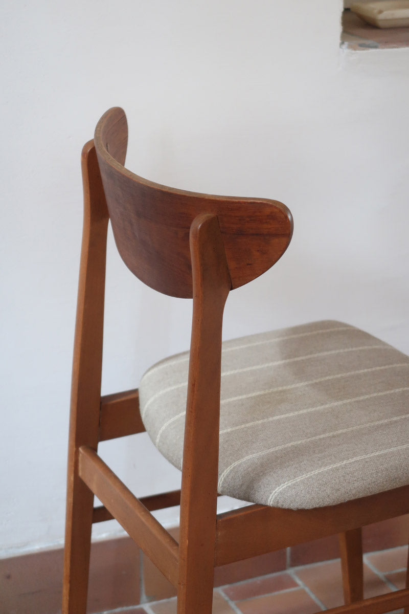 Paire de chaises scandinaves Farstrup en teck, modèle 210, avec assise en tissu beige à fines rayures, design danois des années 60.