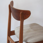 Paire de chaises scandinaves Farstrup en teck, modèle 210, avec assise en tissu beige à fines rayures, design danois des années 60.