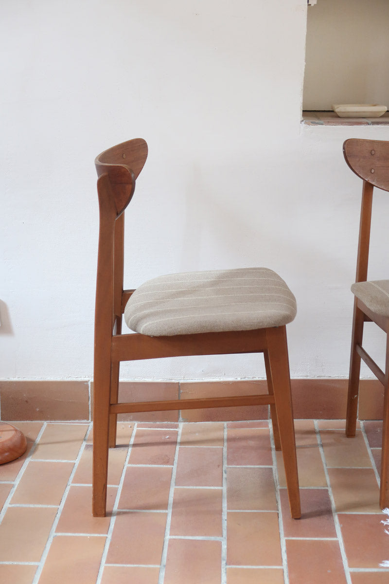 Paire de chaises scandinaves Farstrup en teck, modèle 210, avec assise en tissu beige à fines rayures, design danois des années 60.