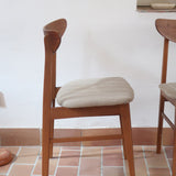 Paire de chaises scandinaves Farstrup en teck, modèle 210, avec assise en tissu beige à fines rayures, design danois des années 60.