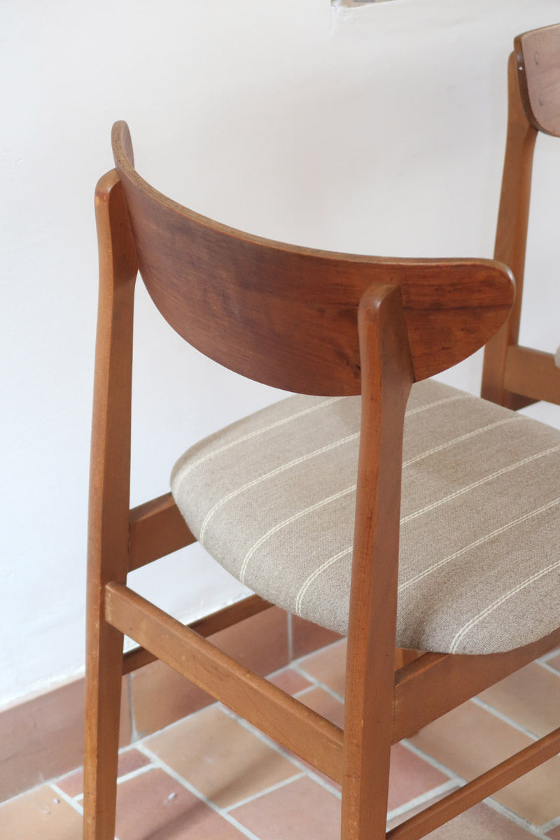 Paire de chaises scandinaves Farstrup en teck, modèle 210, avec assise en tissu beige à fines rayures, design danois des années 60.