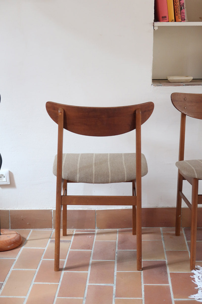 Paire de chaises scandinaves Farstrup en teck, modèle 210, avec assise en tissu beige à fines rayures, design danois des années 60.