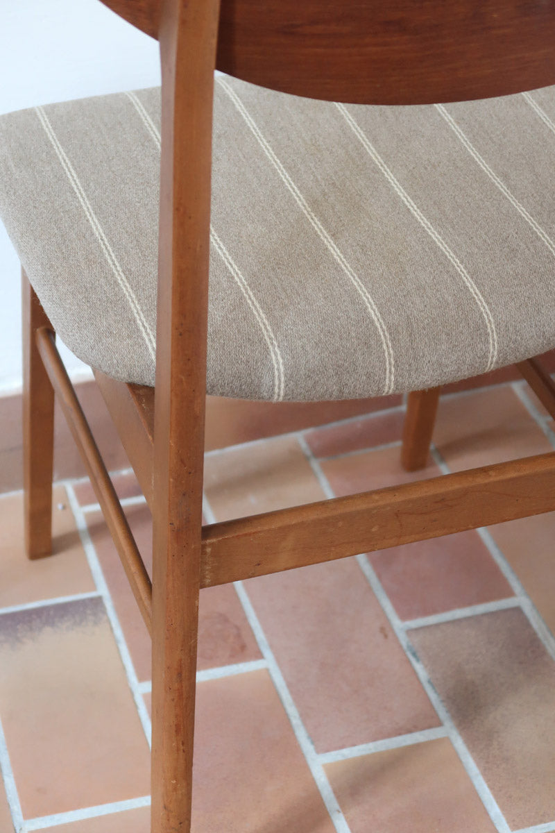 Paire de chaises scandinaves Farstrup en teck, modèle 210, avec assise en tissu beige à fines rayures, design danois des années 60.