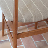 Paire de chaises scandinaves Farstrup en teck, modèle 210, avec assise en tissu beige à fines rayures, design danois des années 60.