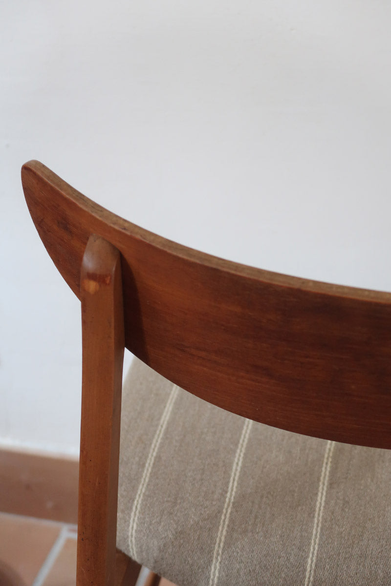 Paire de chaises scandinaves Farstrup en teck, modèle 210, avec assise en tissu beige à fines rayures, design danois des années 60.