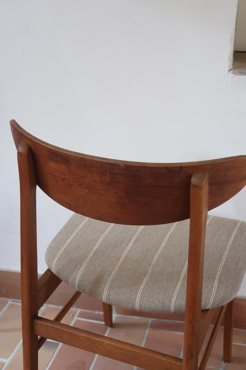 Paire de chaises scandinaves Farstrup en teck, modèle 210, avec assise en tissu beige à fines rayures, design danois des années 60.