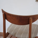 Paire de chaises scandinaves Farstrup en teck, modèle 210, avec assise en tissu beige à fines rayures, design danois des années 60.