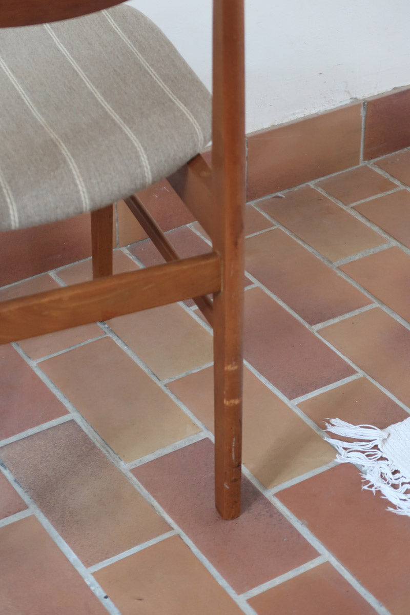 Paire de chaises scandinaves Farstrup en teck, modèle 210, avec assise en tissu beige à fines rayures, design danois des années 60.