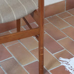 Paire de chaises scandinaves Farstrup en teck, modèle 210, avec assise en tissu beige à fines rayures, design danois des années 60.