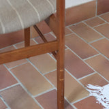 Paire de chaises scandinaves Farstrup en teck, modèle 210, avec assise en tissu beige à fines rayures, design danois des années 60.