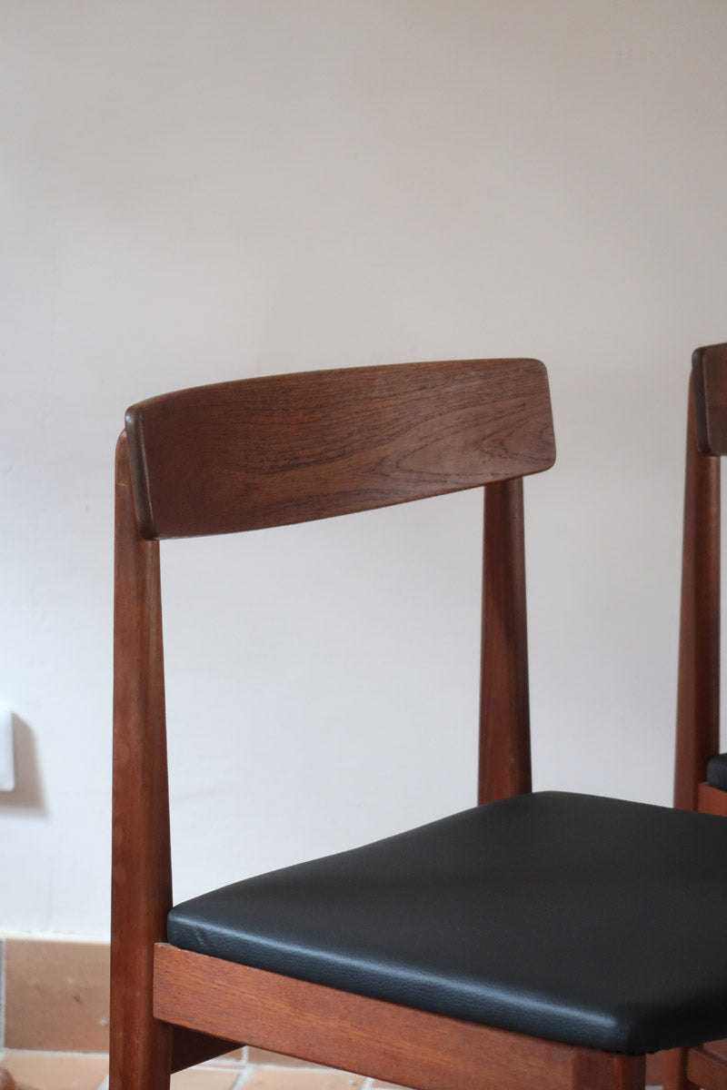 Paire de chaises scandinaves Farstrup modèle 255 en teck avec assise retapissée en skaï noir, design danois des années 60.