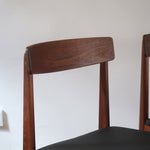 Paire de chaises scandinaves Farstrup modèle 255 en teck avec assise retapissée en skaï noir, design danois des années 60.