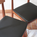 Paire de chaises scandinaves Farstrup modèle 255 en teck avec assise retapissée en skaï noir, design danois des années 60.