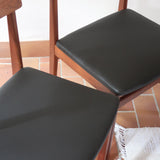 Paire de chaises scandinaves Farstrup modèle 255 en teck avec assise retapissée en skaï noir, design danois des années 60.