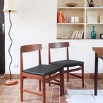 Paire de chaises scandinaves Farstrup modèle 255 en teck avec assise retapissée en skaï noir, design danois des années 60.