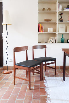 Paire de chaises scandinaves Farstrup modèle 255 en teck avec assise retapissée en skaï noir, design danois des années 60.