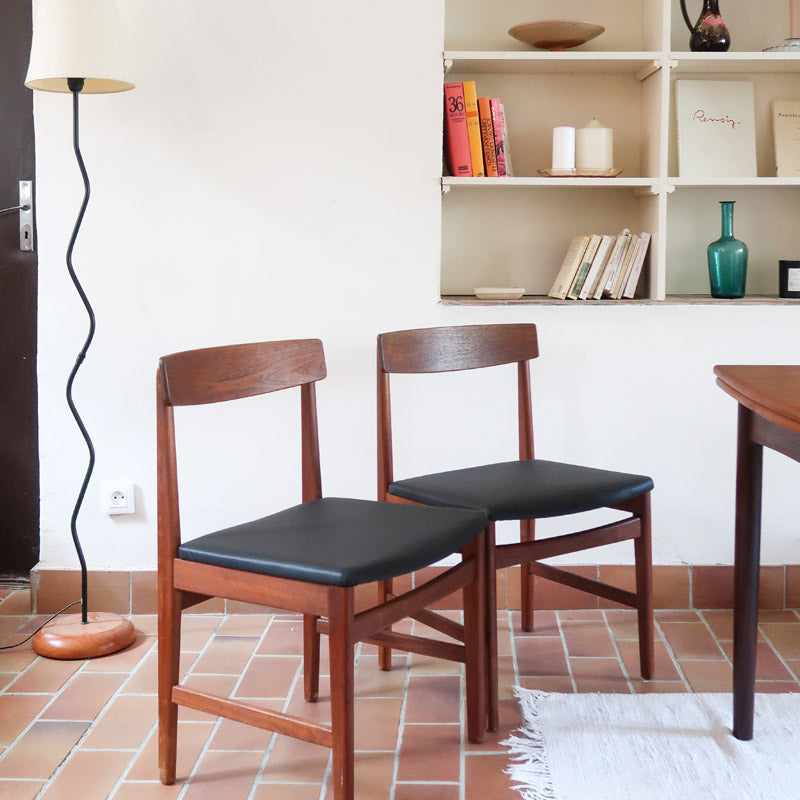Paire de chaises scandinaves Farstrup modèle 255 en teck avec assise retapissée en skaï noir, design danois des années 60.