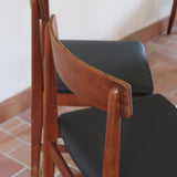 Paire de chaises scandinaves Farstrup modèle 255 en teck avec assise retapissée en skaï noir, design danois des années 60.