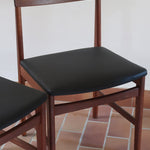 Paire de chaises scandinaves Farstrup modèle 255 en teck avec assise retapissée en skaï noir, design danois des années 60.