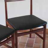 Paire de chaises scandinaves Farstrup modèle 255 en teck avec assise retapissée en skaï noir, design danois des années 60.