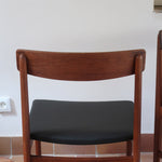 Paire de chaises scandinaves Farstrup modèle 255 en teck avec assise retapissée en skaï noir, design danois des années 60.