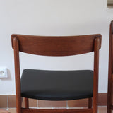 Paire de chaises scandinaves Farstrup modèle 255 en teck avec assise retapissée en skaï noir, design danois des années 60.