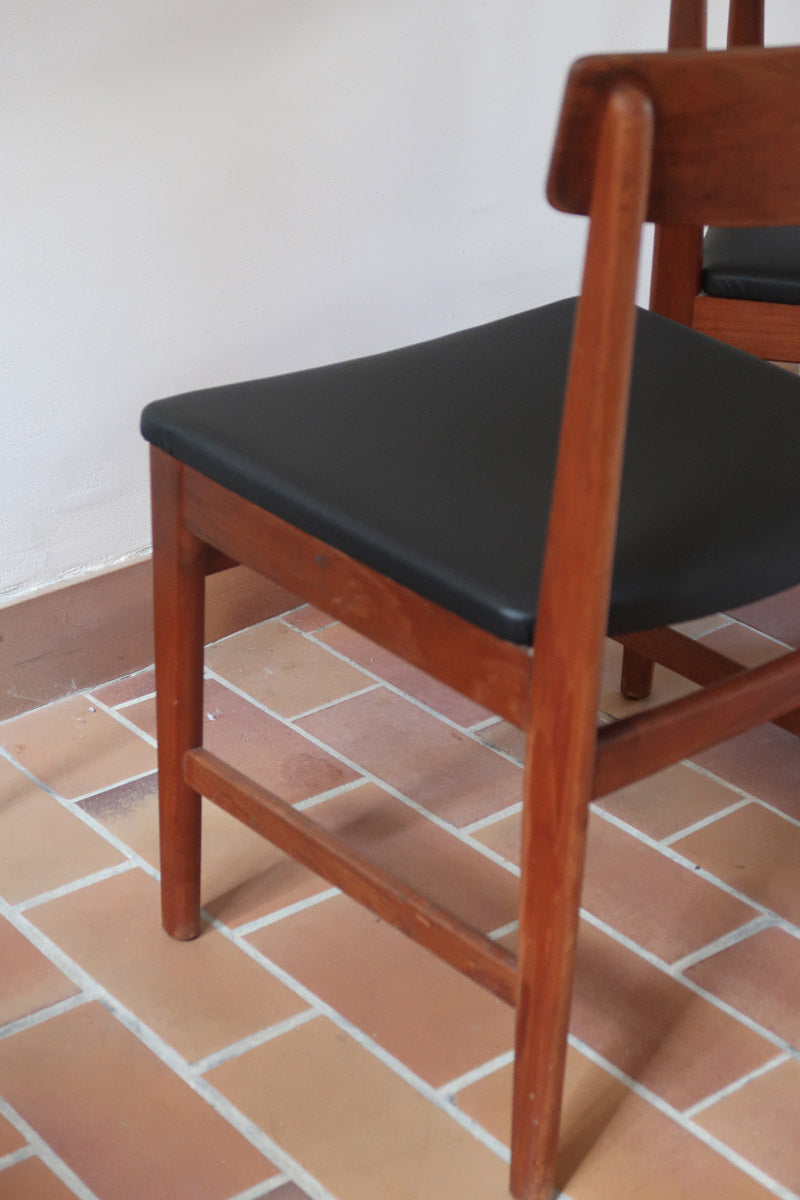 Paire de chaises scandinaves Farstrup modèle 255 en teck avec assise retapissée en skaï noir, design danois des années 60.