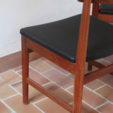 Paire de chaises scandinaves Farstrup modèle 255 en teck avec assise retapissée en skaï noir, design danois des années 60.