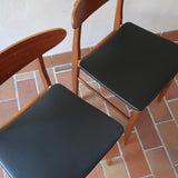 Paire de chaises scandinaves Farstrup vintage en teck et skaï noir neuf