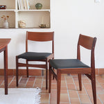 Paire de chaises scandinaves Frem Røjle en teck, assise skaï noir, design danois mid-century des années 60.
