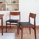 Paire de chaises scandinaves Frem Røjle en teck, assise skaï noir, design danois mid-century des années 60.
