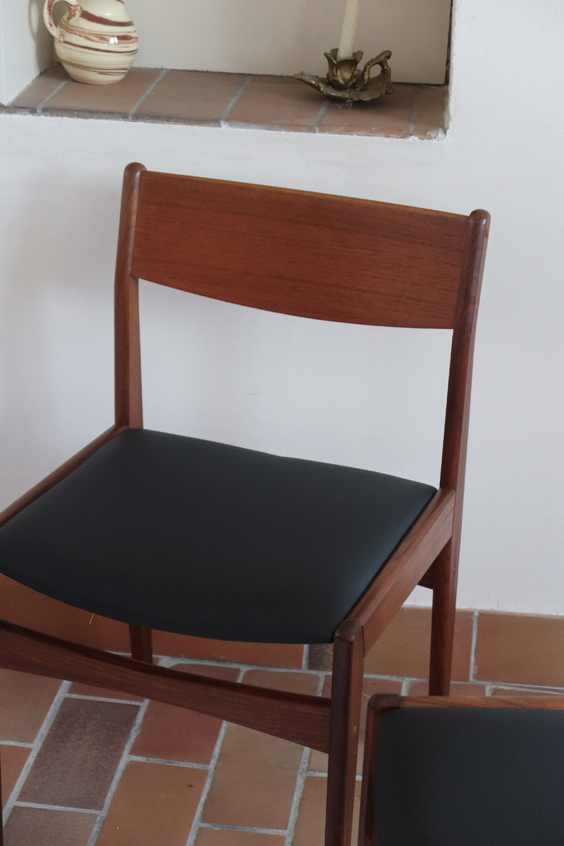 Paire de chaises scandinaves Frem Røjle en teck, assise skaï noir, design danois mid-century des années 60.
