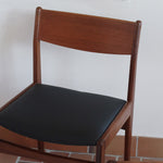 Paire de chaises scandinaves Frem Røjle en teck, assise skaï noir, design danois mid-century des années 60.
