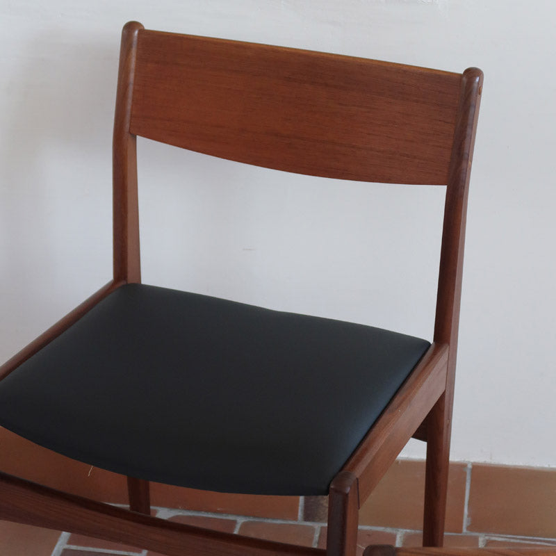 Paire de chaises scandinaves Frem Røjle en teck, assise skaï noir, design danois mid-century des années 60.
