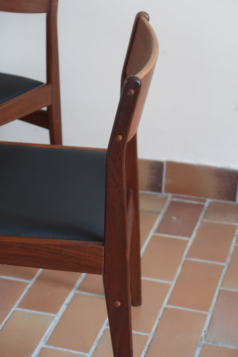 Paire de chaises scandinaves Frem Røjle en teck, assise skaï noir, design danois mid-century des années 60.
