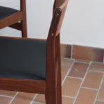 Paire de chaises scandinaves Frem Røjle en teck, assise skaï noir, design danois mid-century des années 60.
