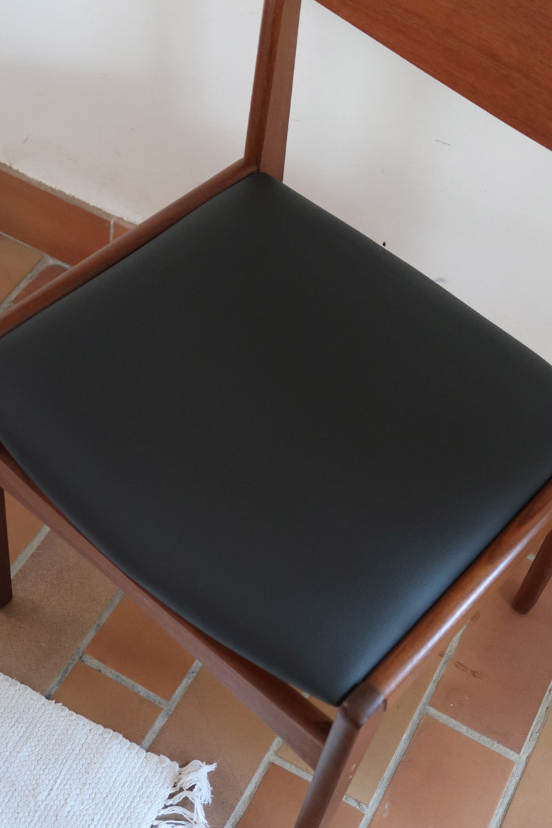 Paire de chaises scandinaves Frem Røjle en teck, assise skaï noir, design danois mid-century des années 60.
