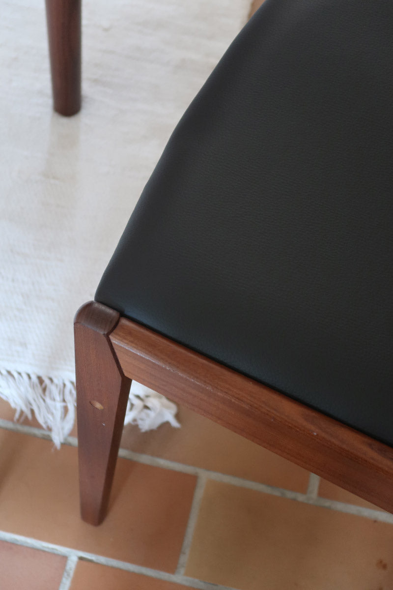 Paire de chaises scandinaves Frem Røjle en teck, assise skaï noir, design danois mid-century des années 60.
