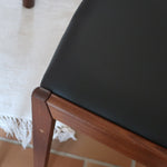 Paire de chaises scandinaves Frem Røjle en teck, assise skaï noir, design danois mid-century des années 60.
