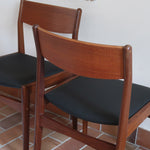 Paire de chaises scandinaves Frem Røjle en teck, assise skaï noir, design danois mid-century des années 60.
