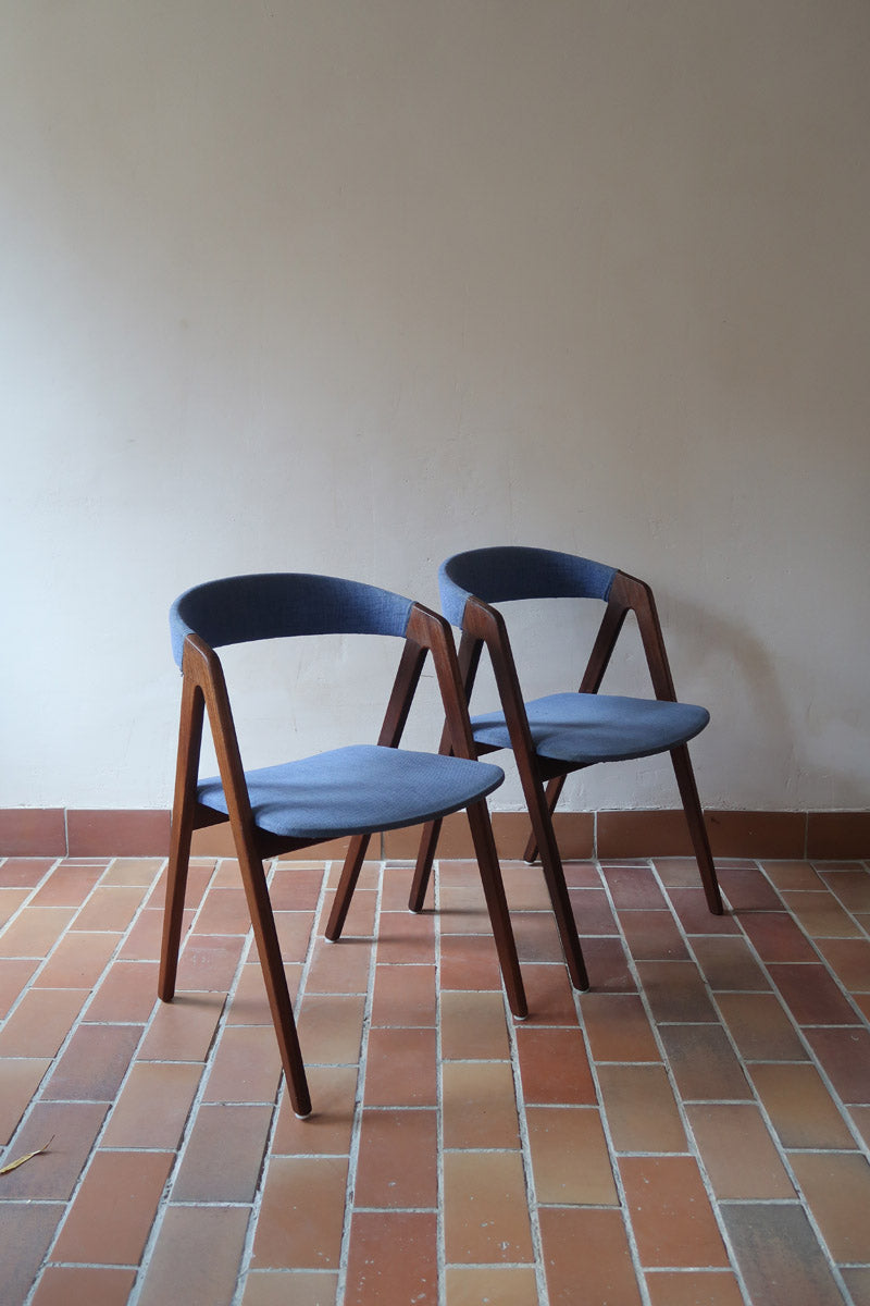 Paire de chaises scandinaves Farstrup modèle 205 en teck, design Thomas Harlev, tissu bleu, années 60.