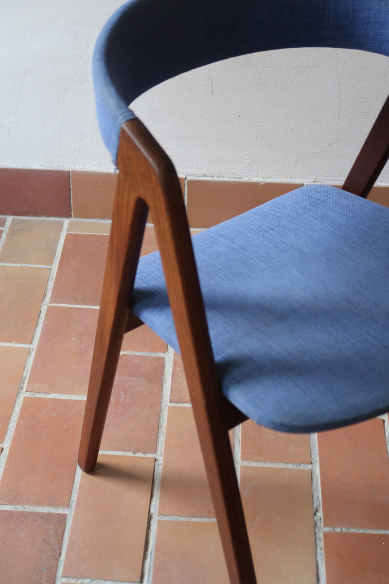 Paire de chaises scandinaves Farstrup modèle 205 en teck, design Thomas Harlev, tissu bleu, années 60.