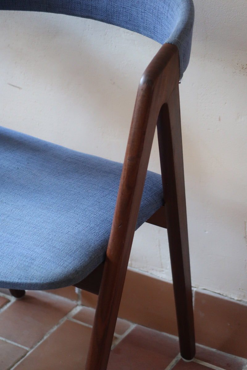 Paire de chaises scandinaves Farstrup modèle 205 en teck, design Thomas Harlev, tissu bleu, années 60.